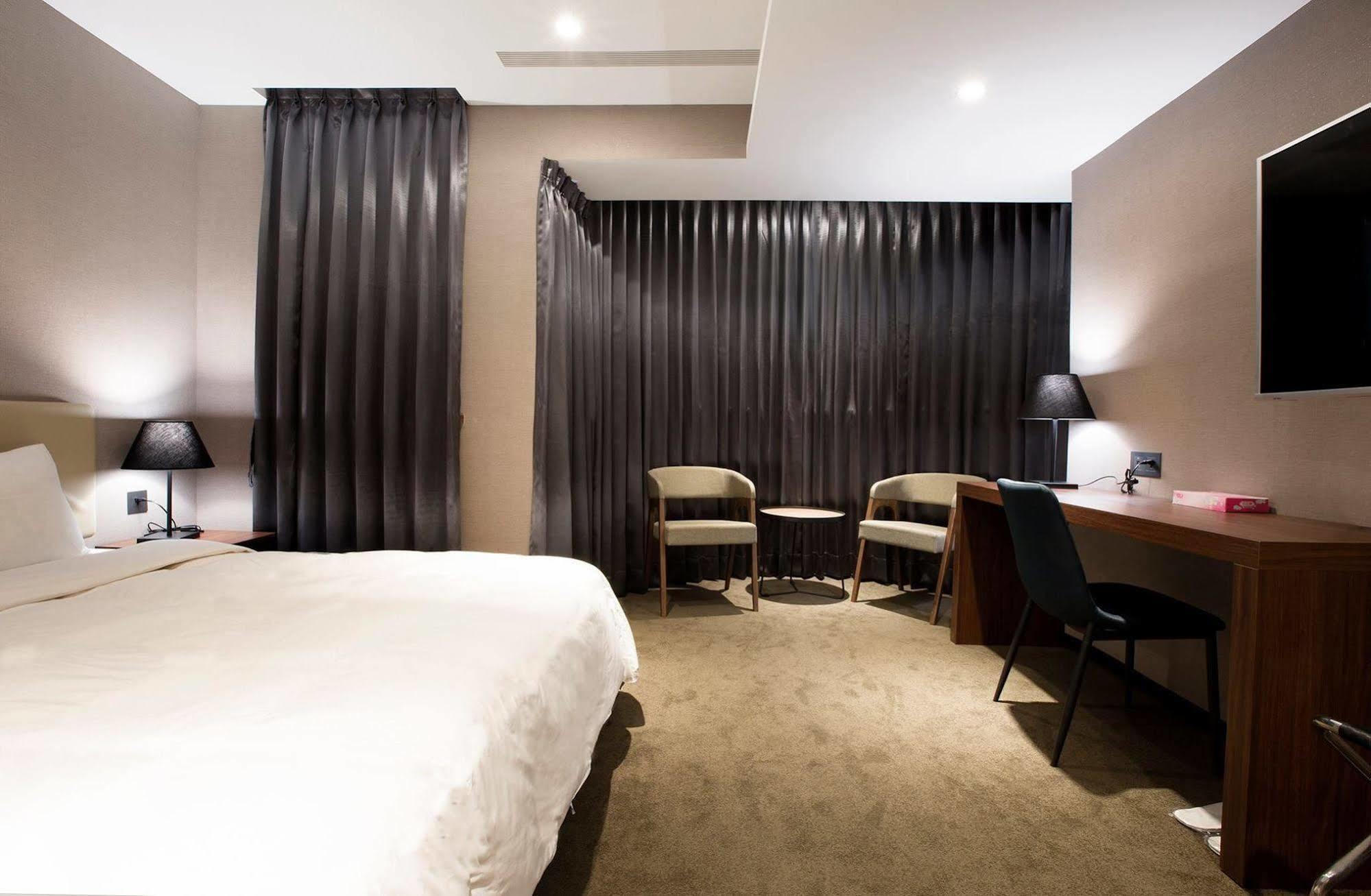 Noble Hotel Taipei Bagian luar foto