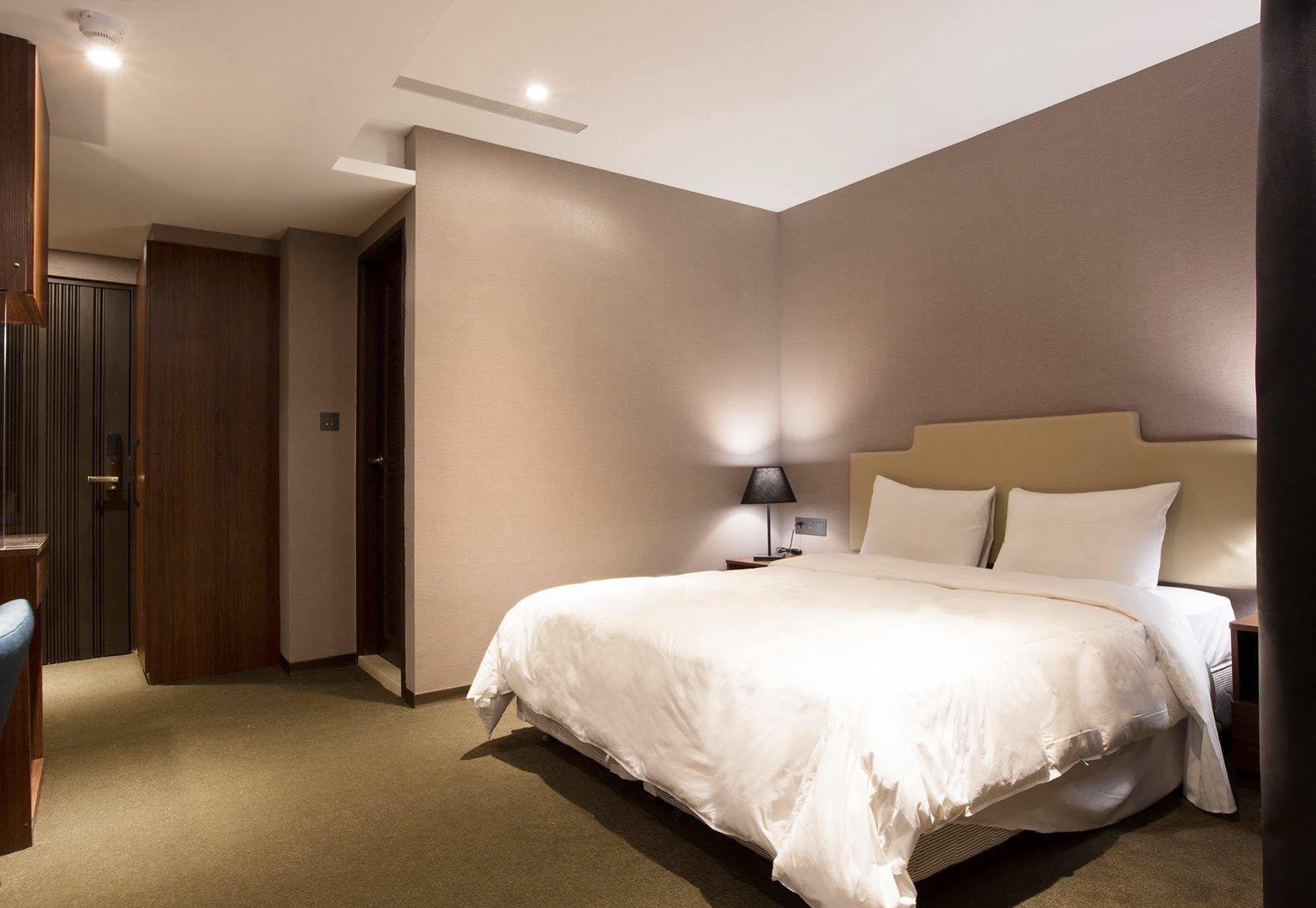 Noble Hotel Taipei Bagian luar foto