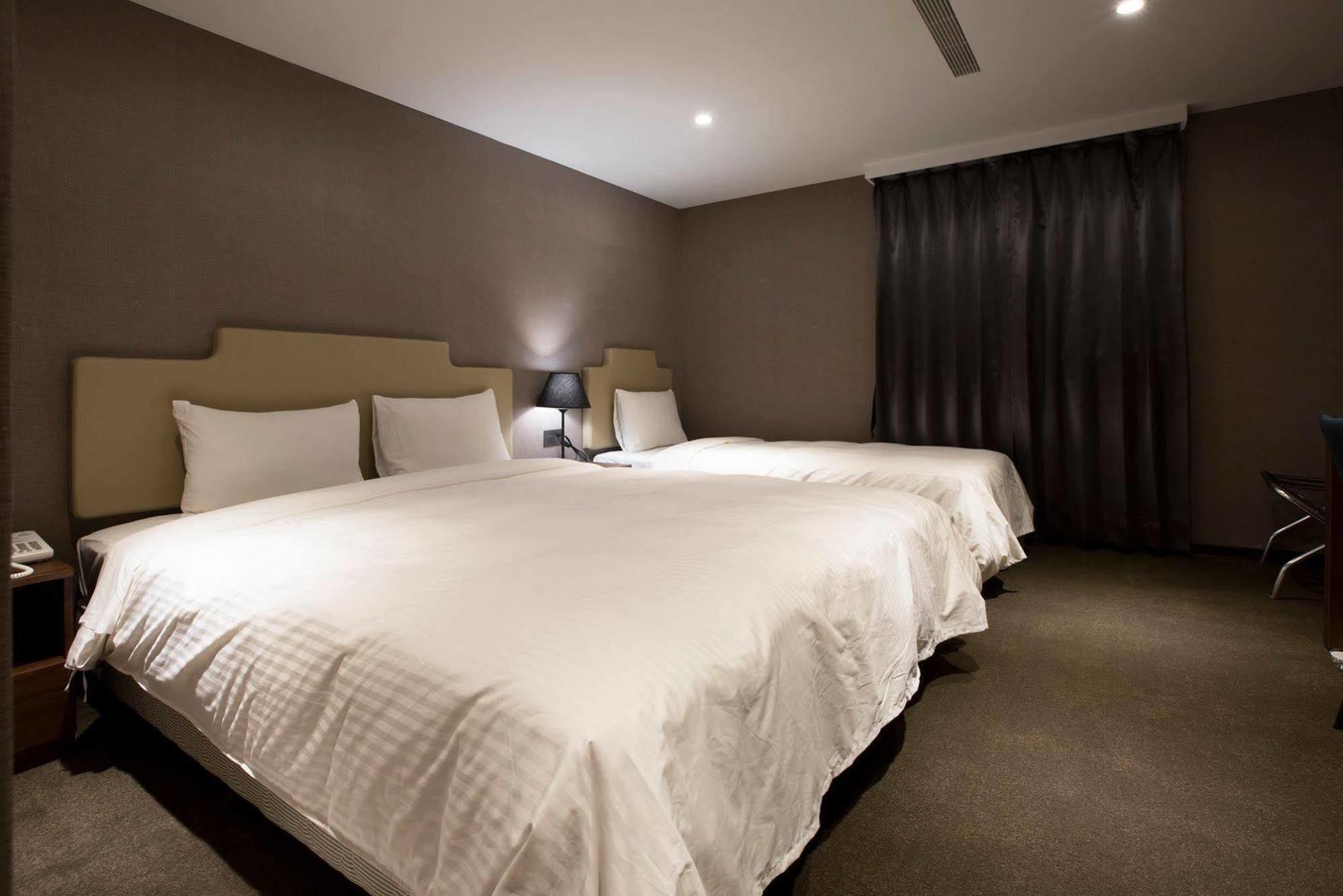 Noble Hotel Taipei Bagian luar foto