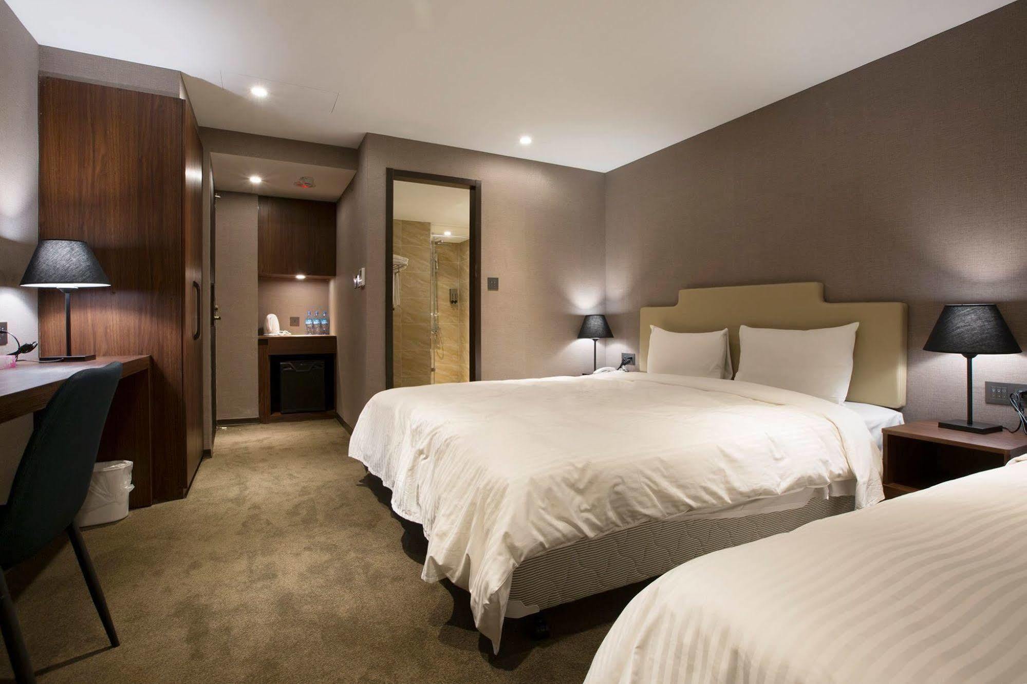 Noble Hotel Taipei Bagian luar foto