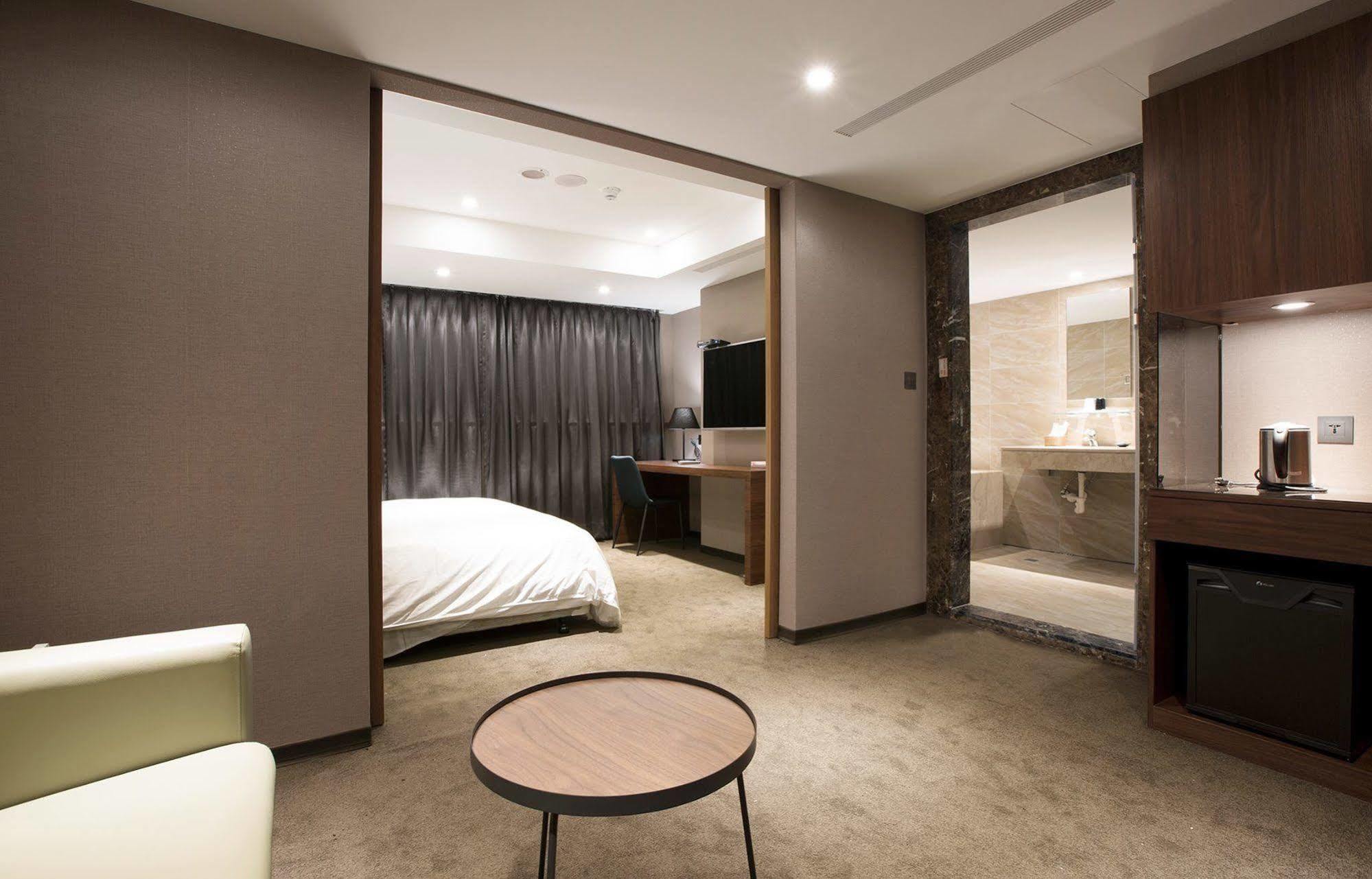 Noble Hotel Taipei Bagian luar foto